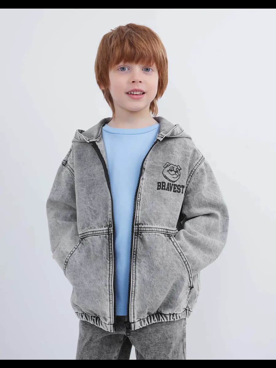 Серый джинсовый жакет (куртка) на молнии с принтом