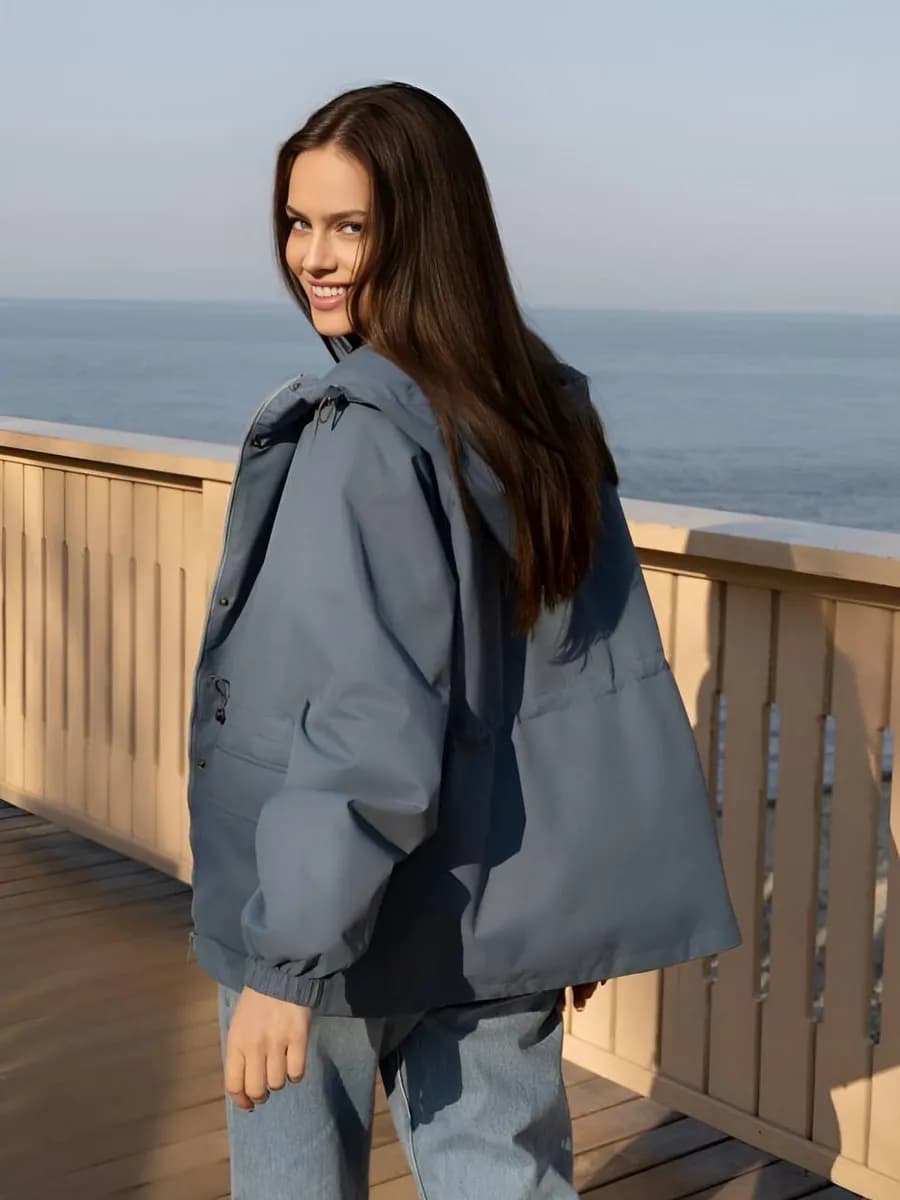 Ветровка с капюшоном на весну удлиненная