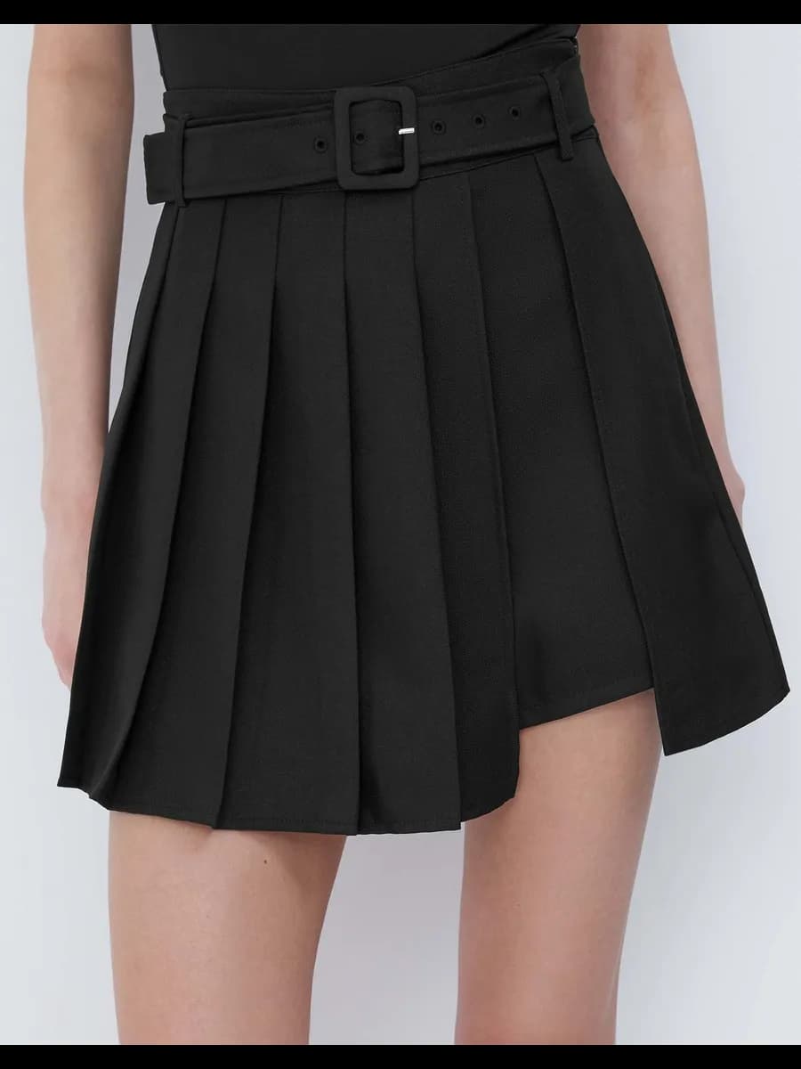 Чёрная расклёшенная юбка-шорты со складками