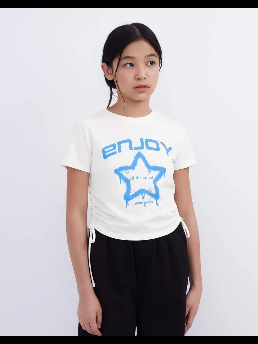 Молочная футболка с драпировками и принтом