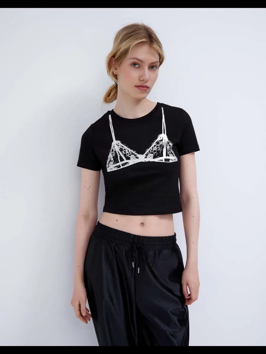 Чёрная укороченная футболка с принтом