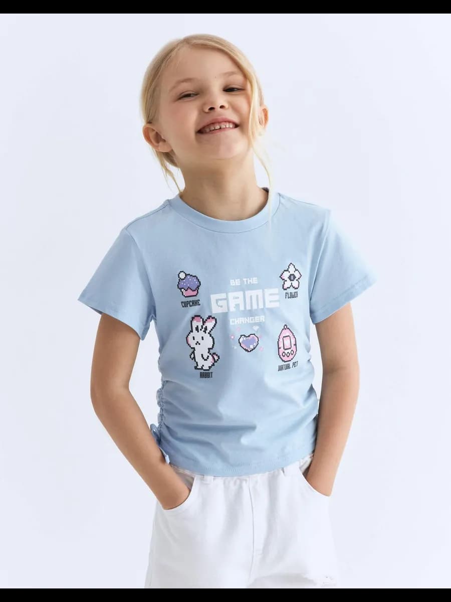 Голубая футболка с принтом и сборками