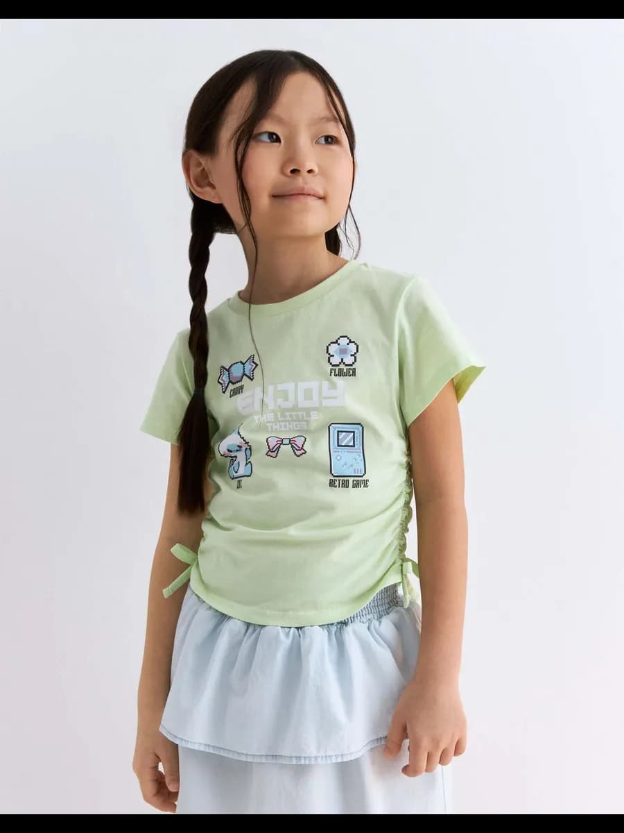 Светло-зелёная футболка с принтом и сборками