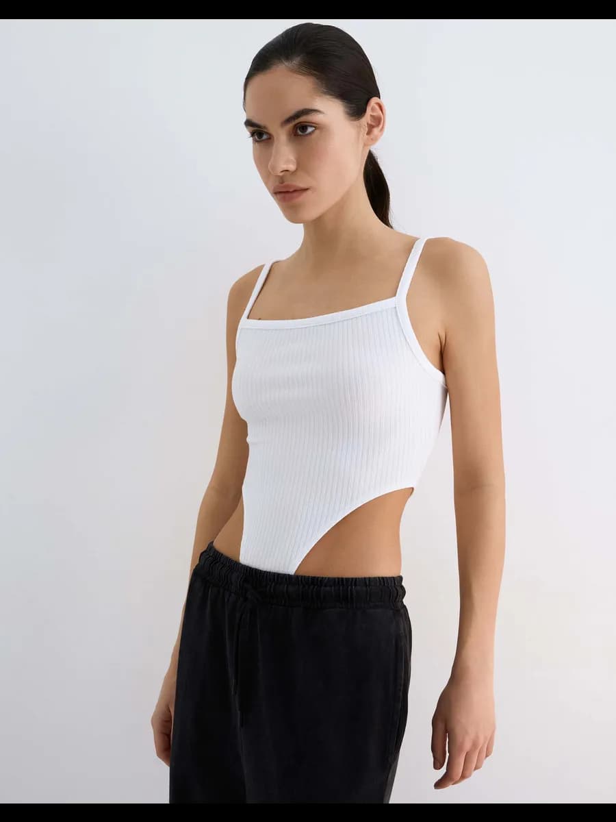 Белое боди в рубчик