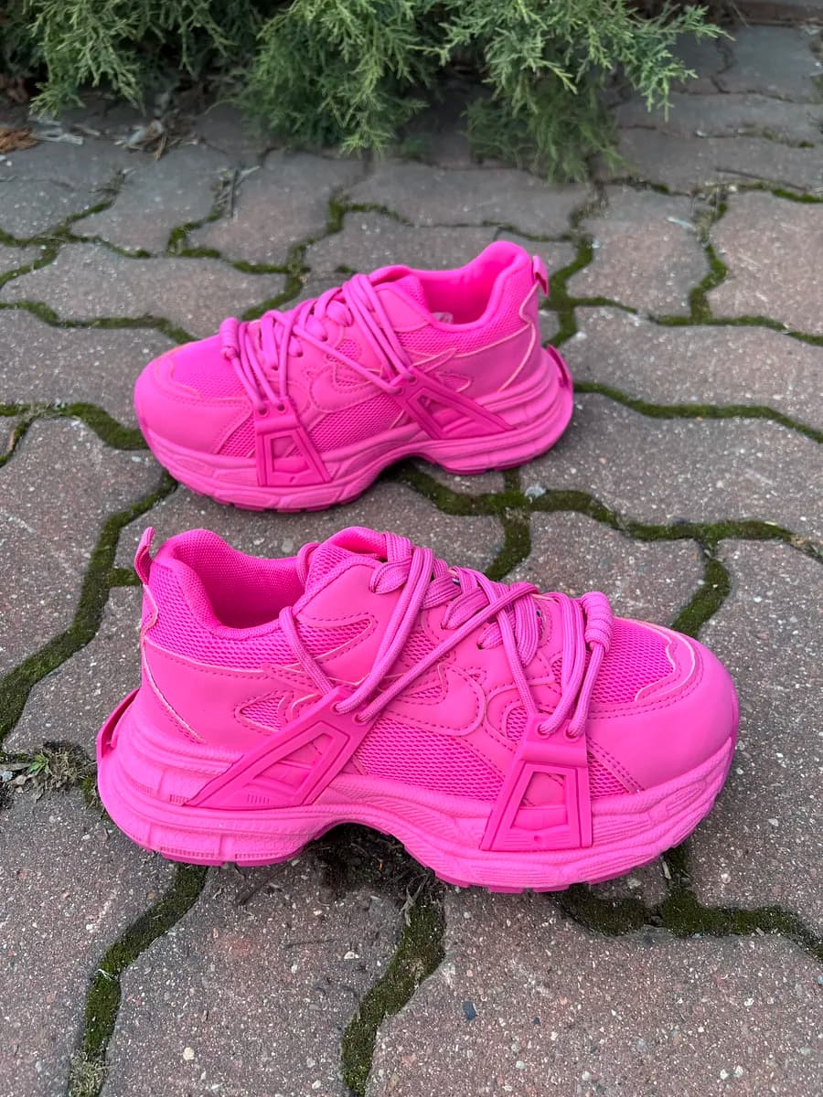 Кроссовки на высокой подошве