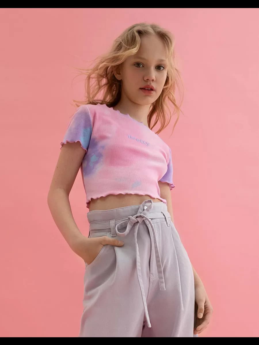 Кроп-топ тай-дай в рубчик с вышивкой