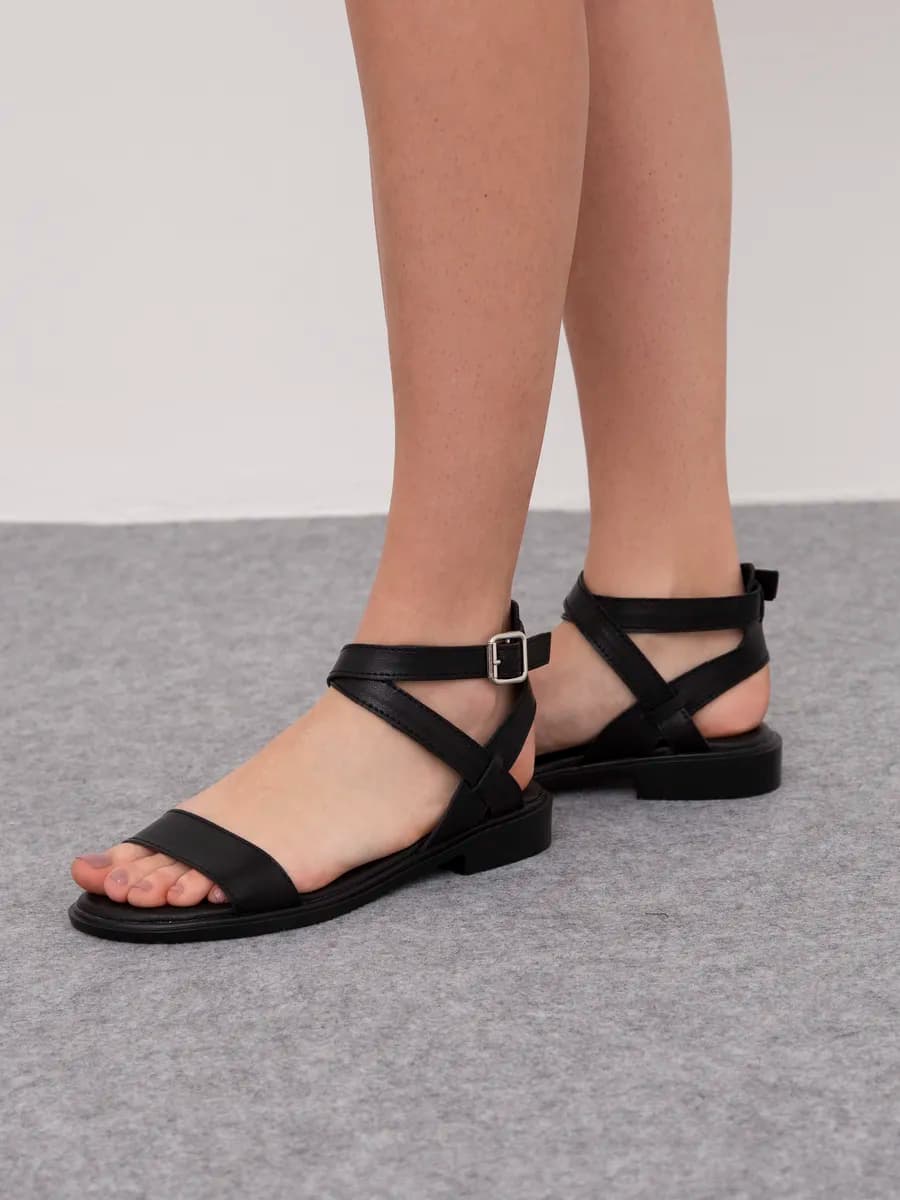 Босоножки черные