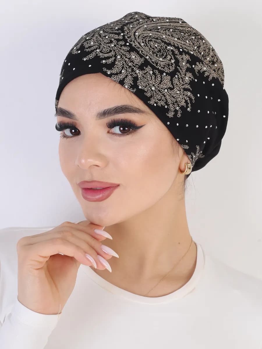 Готовый мусульманский платок на резинке со стразами