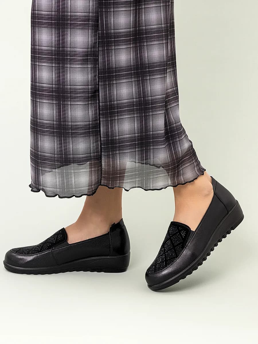 Туфли кожаные закрытые на танкетке