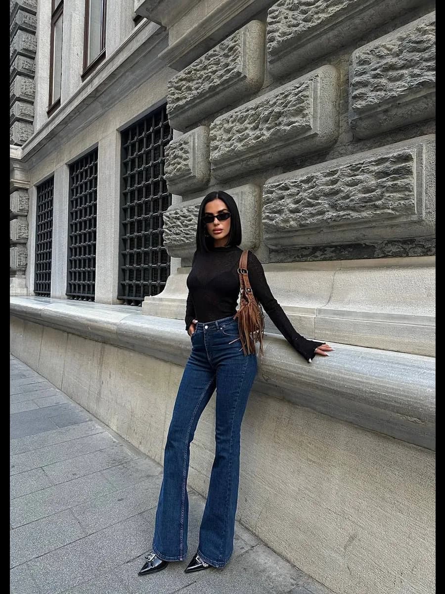 Джинсы клеш от колена с высокой посадкой