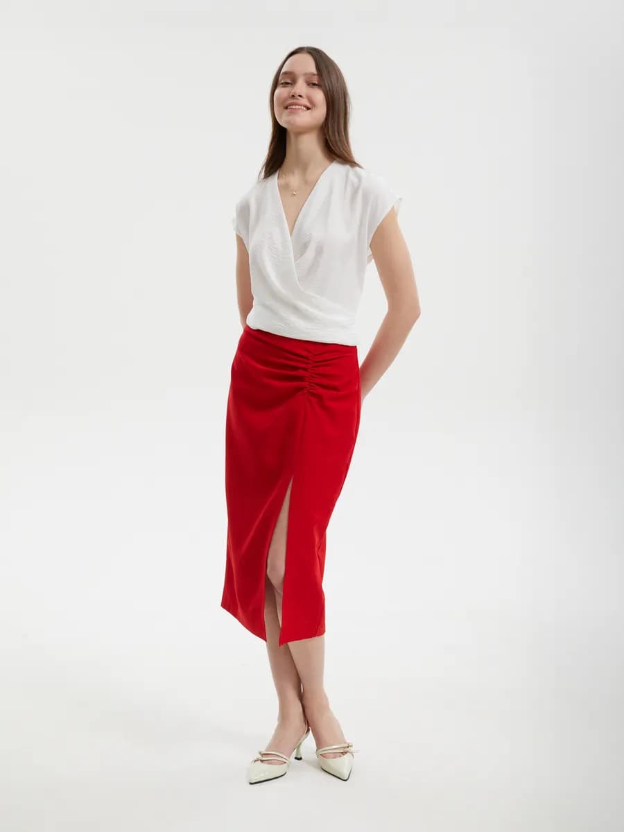 Женская прямая юбка с разрезом