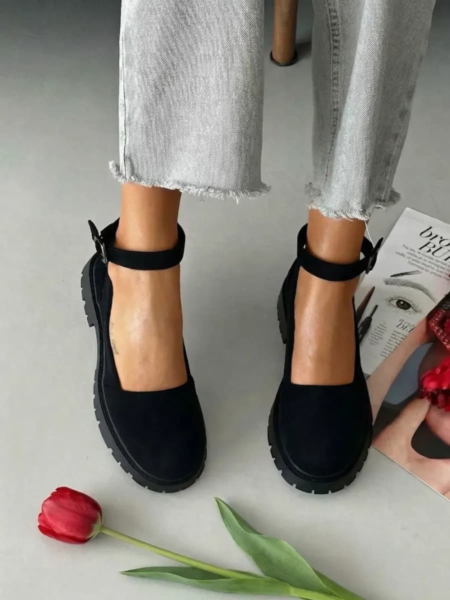 Лоферы с ремешком женские