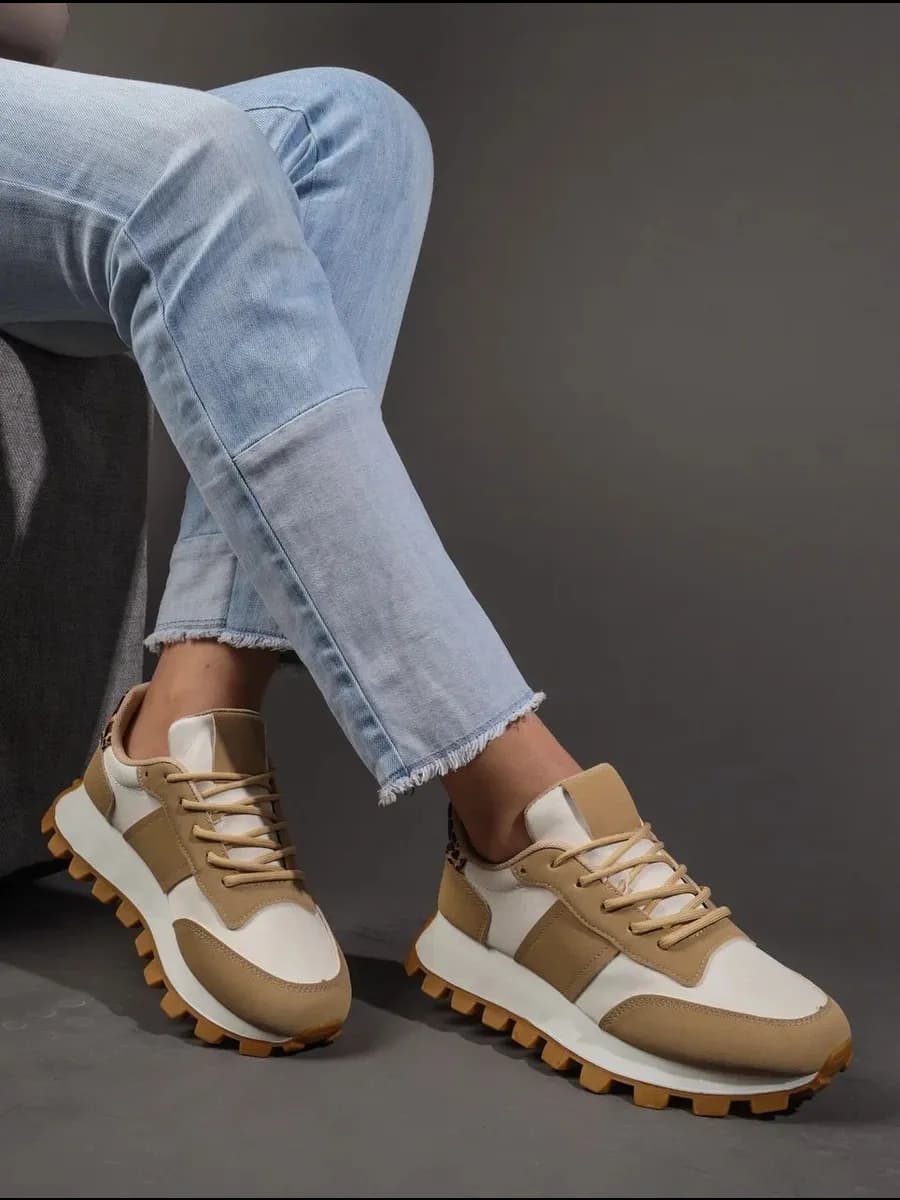 Кроссовки спортивные