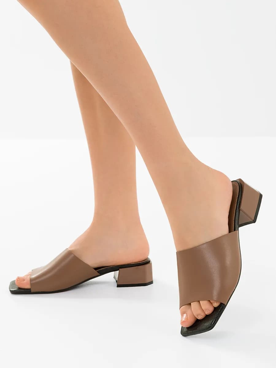 Сабо на низком каблуке с открытым носом