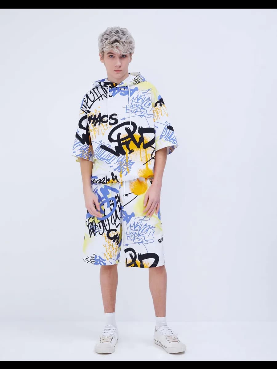 Белые спортивные шорты oversize с граффити-принтом