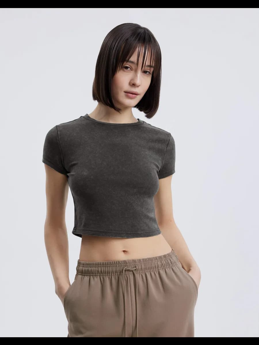 Тёмно-серая укороченная футболка в рубчик