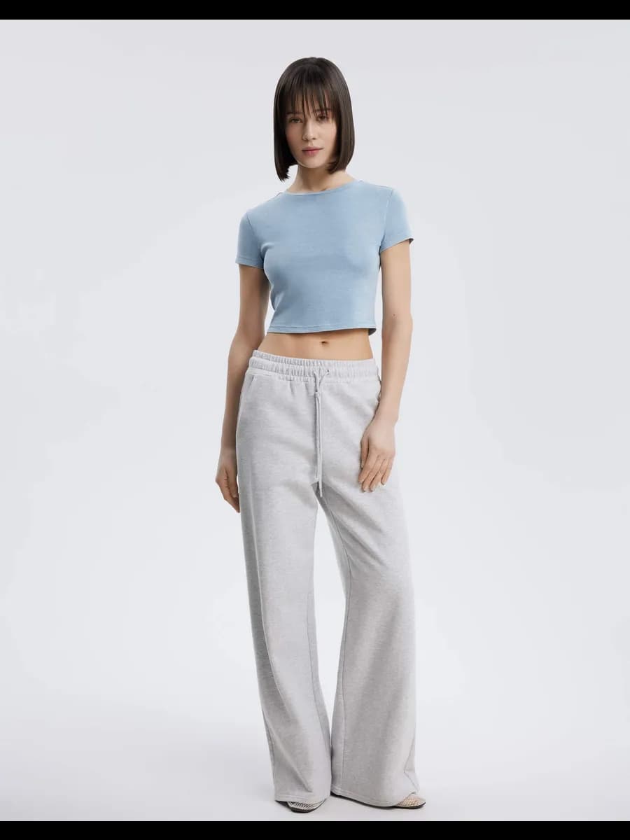 Синяя укороченная футболка в рубчик