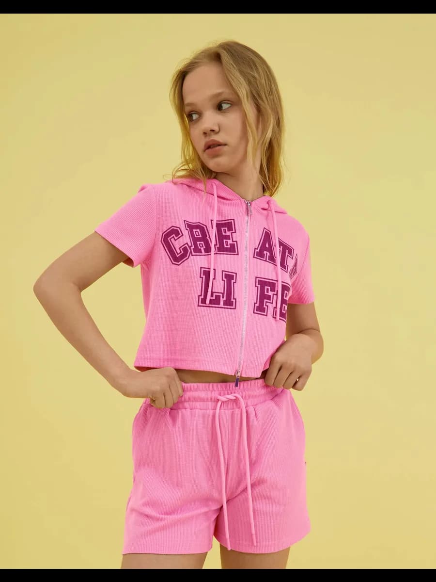 Розовое худи на молнии с короткими рукавами и принтом