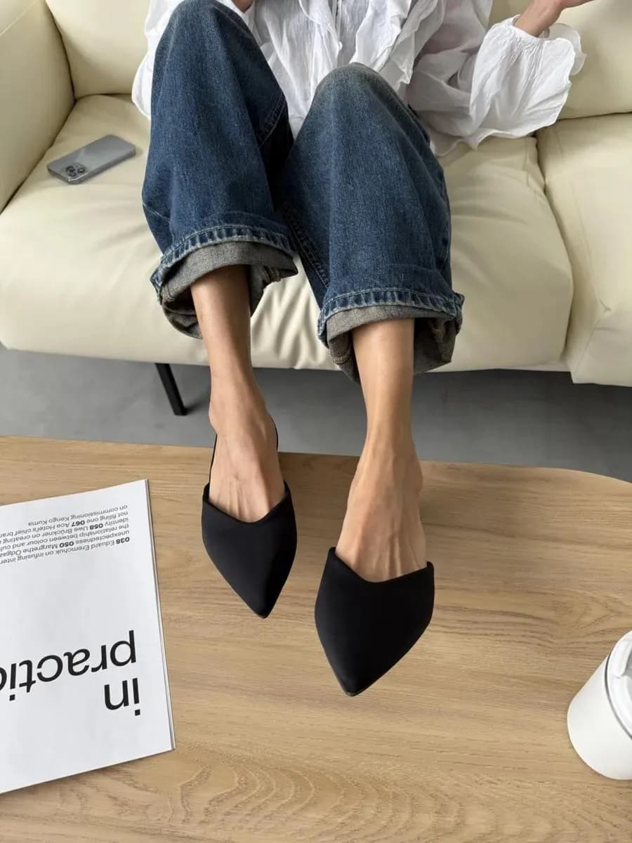 Мюли на плоском ходу с острым носом