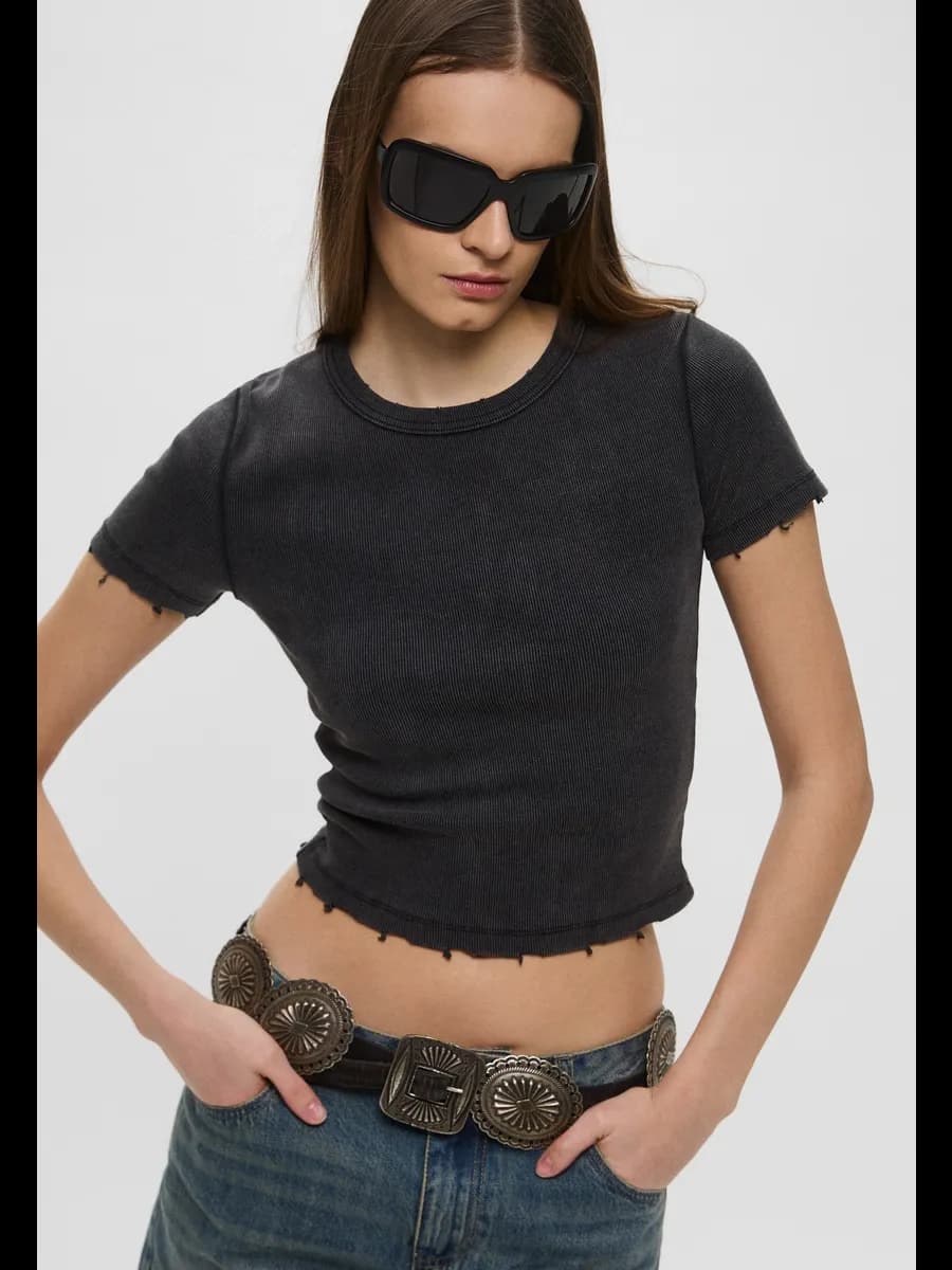 Футболка топ в рубчик с вареным эффектом - фото 1