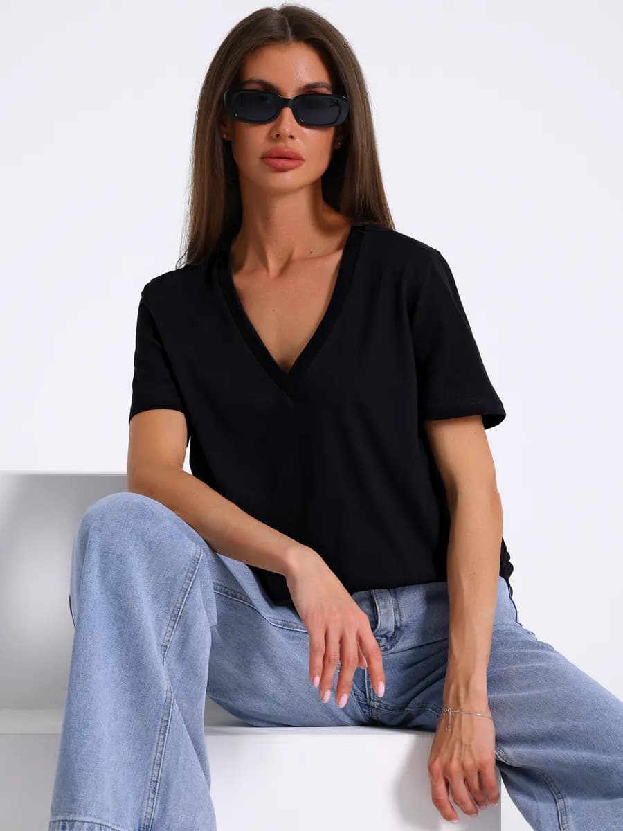 Футболка женская черная с вырезом