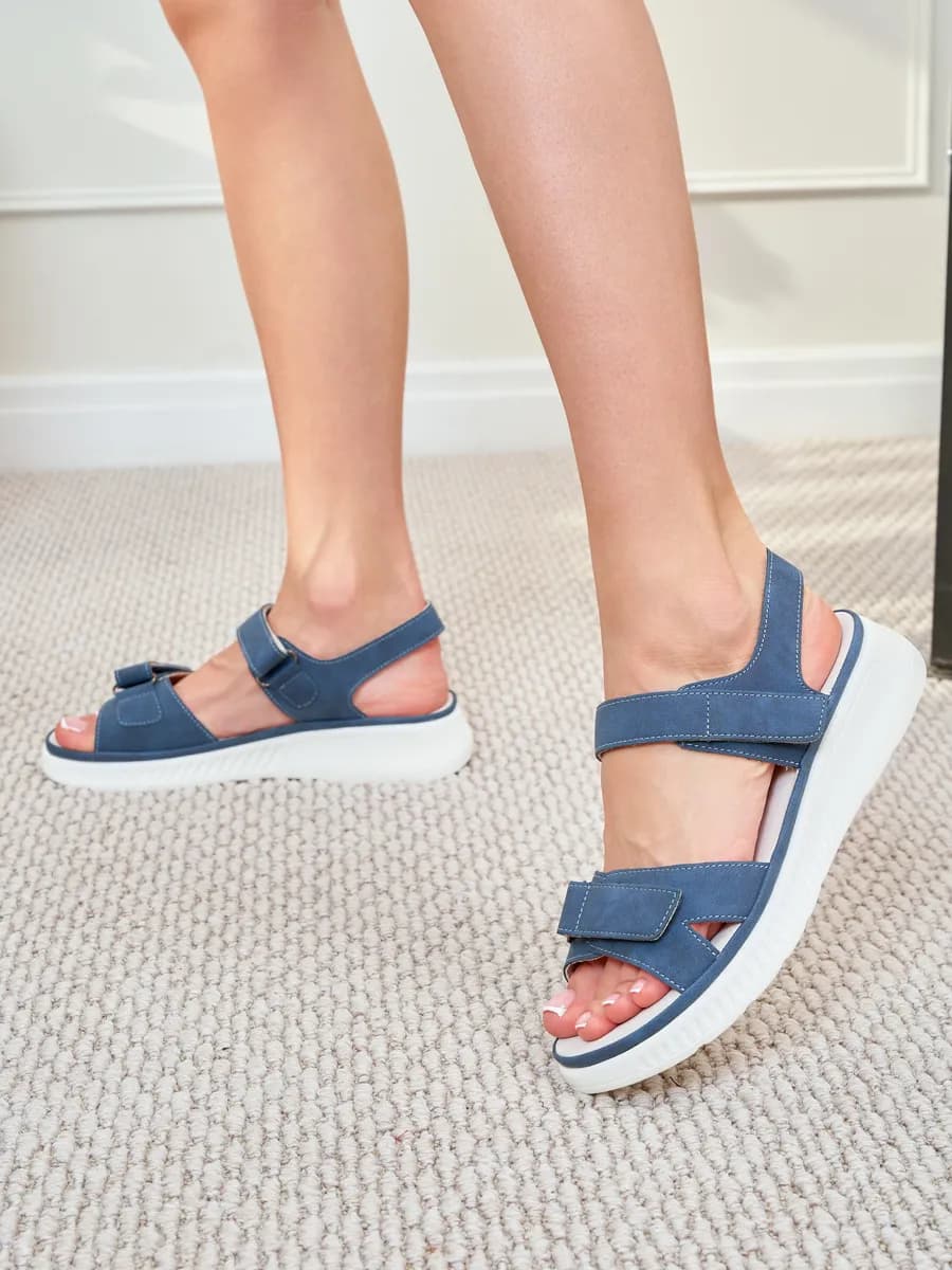 Босоножки летние на танкетке