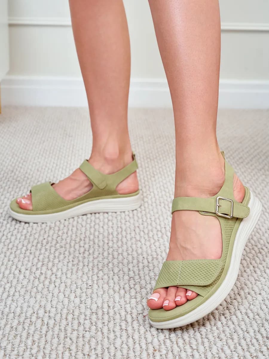 Босоножки летние на танкетке