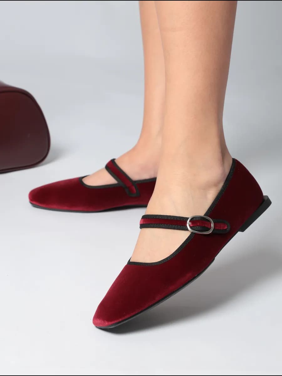 Балетки с ремешком с квадратным носом