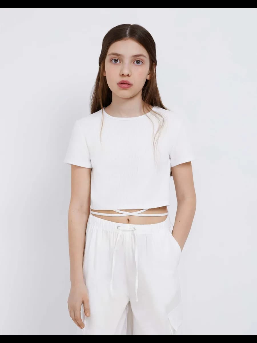 Белый кроп-топ с завязками