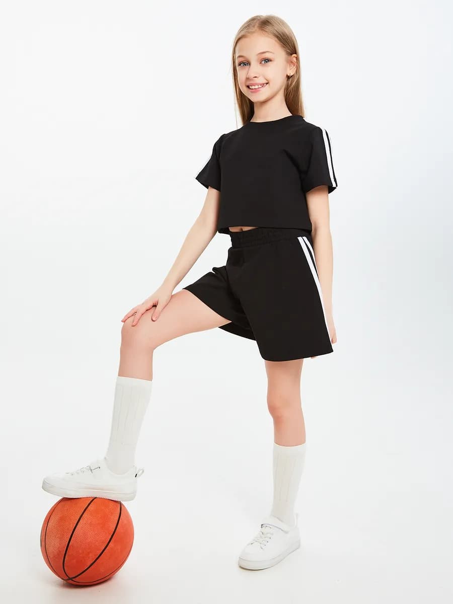 Костюм с юбкой-шортами с полосками