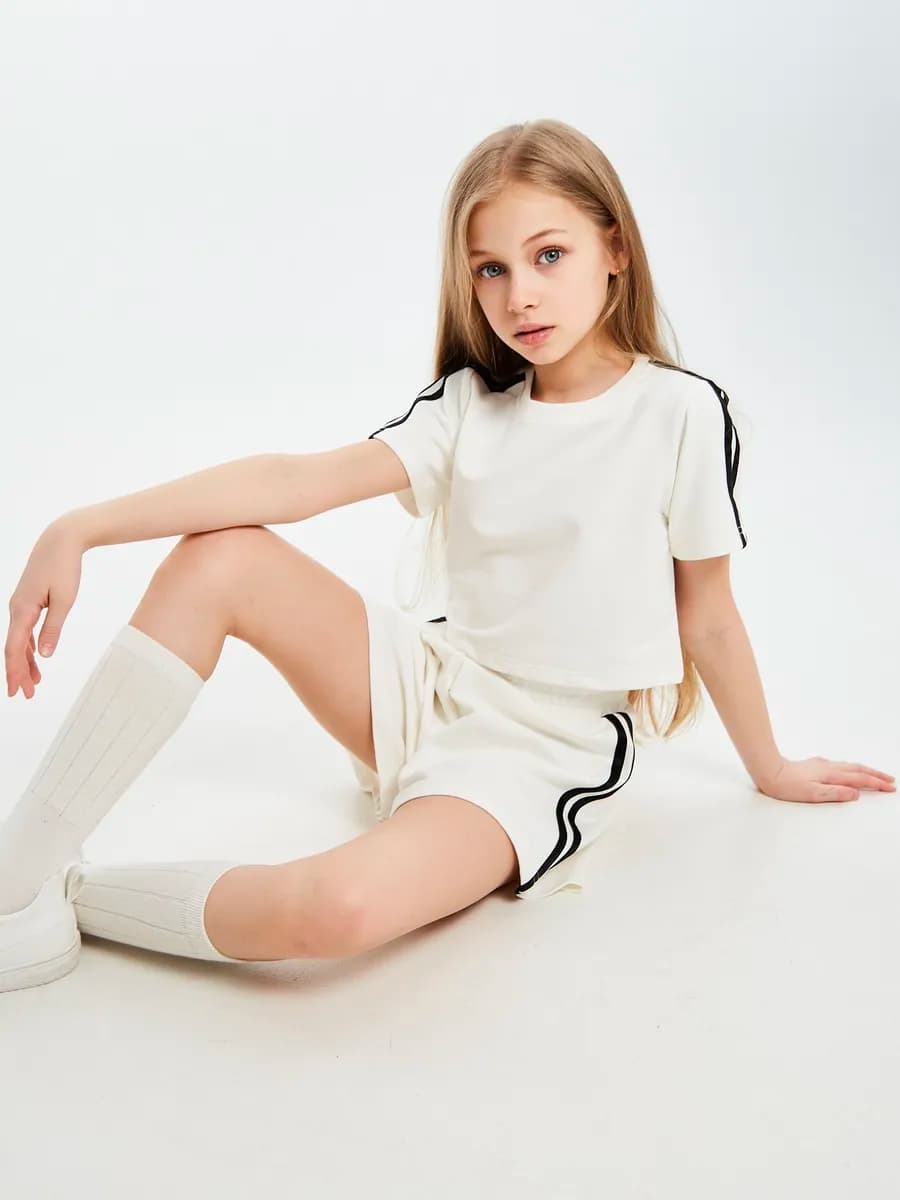 Костюм с юбкой-шортами с лампасами