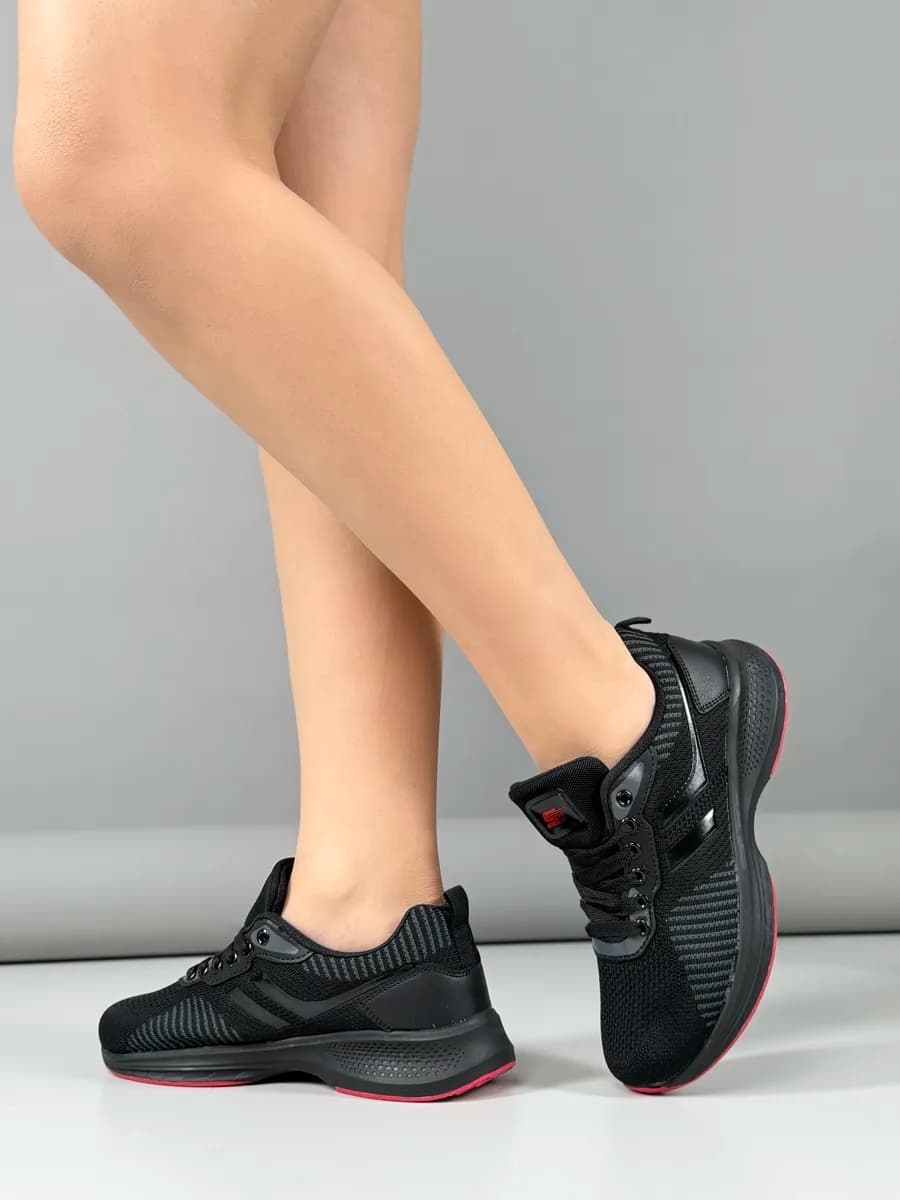 Кроссовки женские