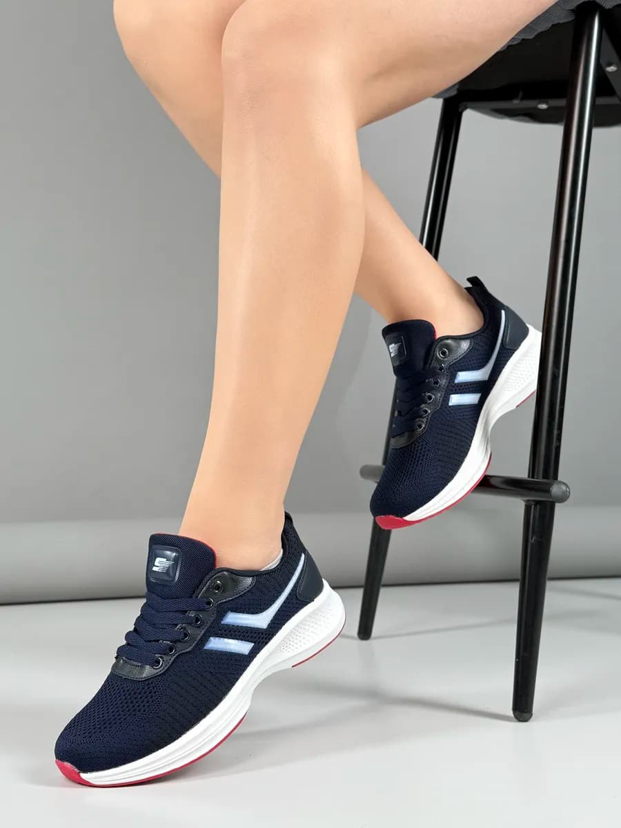 Кроссовки женские