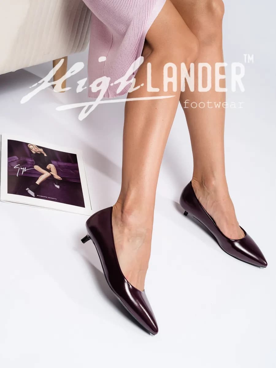 Туфли лаковые женские на низком каблуке - фото 1