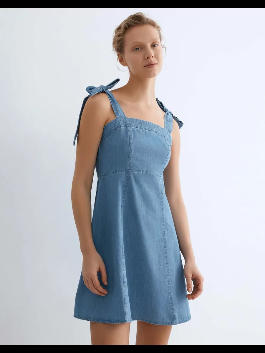 Джинсовый мини-сарафан с завязками