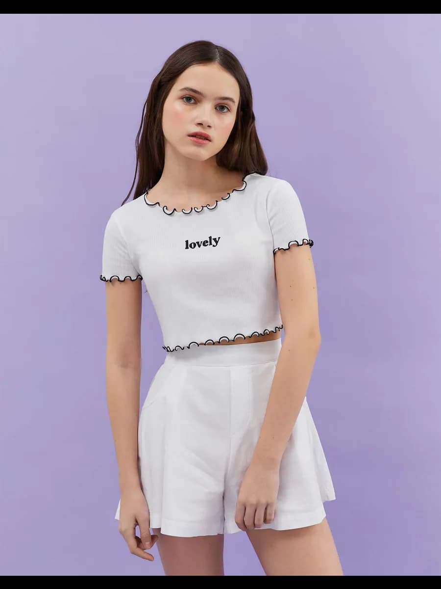 Белый кроп-топ в рубчик с волнистым краем и вышивкой
