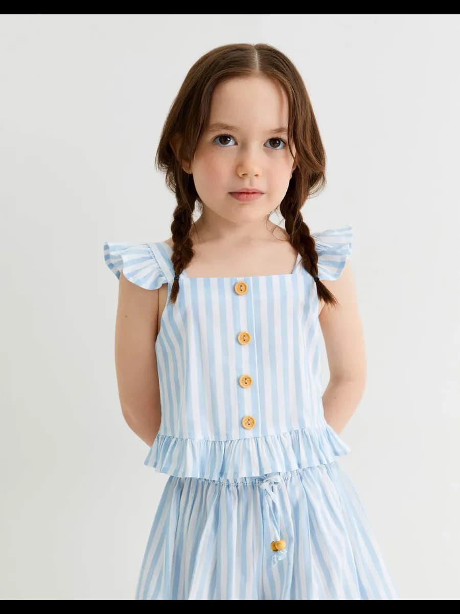 Голубая блузка в полоску с оборками