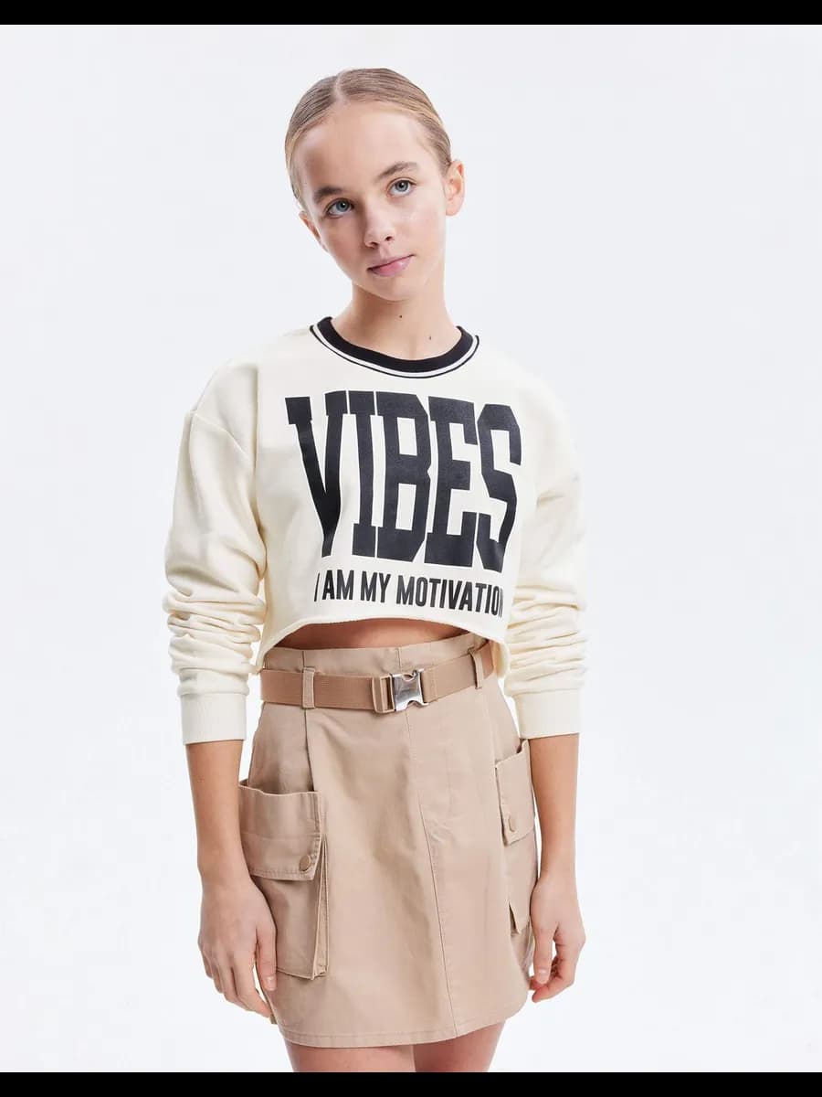 Молочный укороченный свитшот oversize с принтом