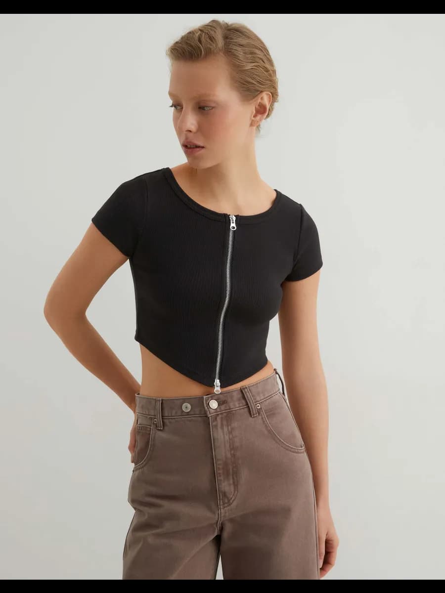 Чёрный кроп-топ с молнией и фигурным низом