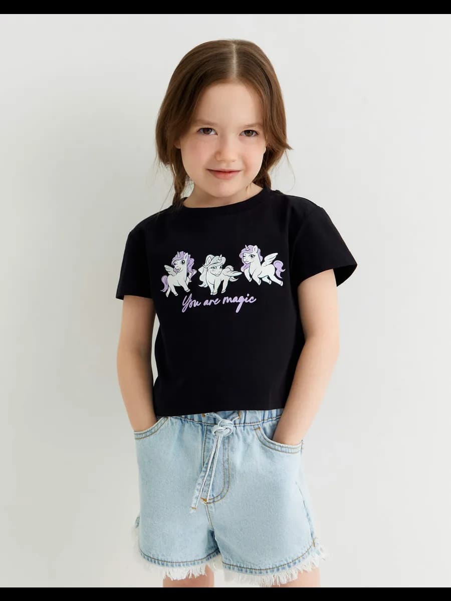 Чёрная укороченная футболка oversize с принтом