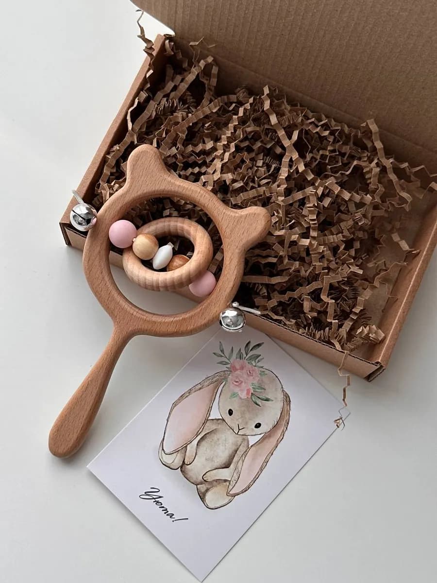 Погремушка для новорожденного деревянная на палочке девочке