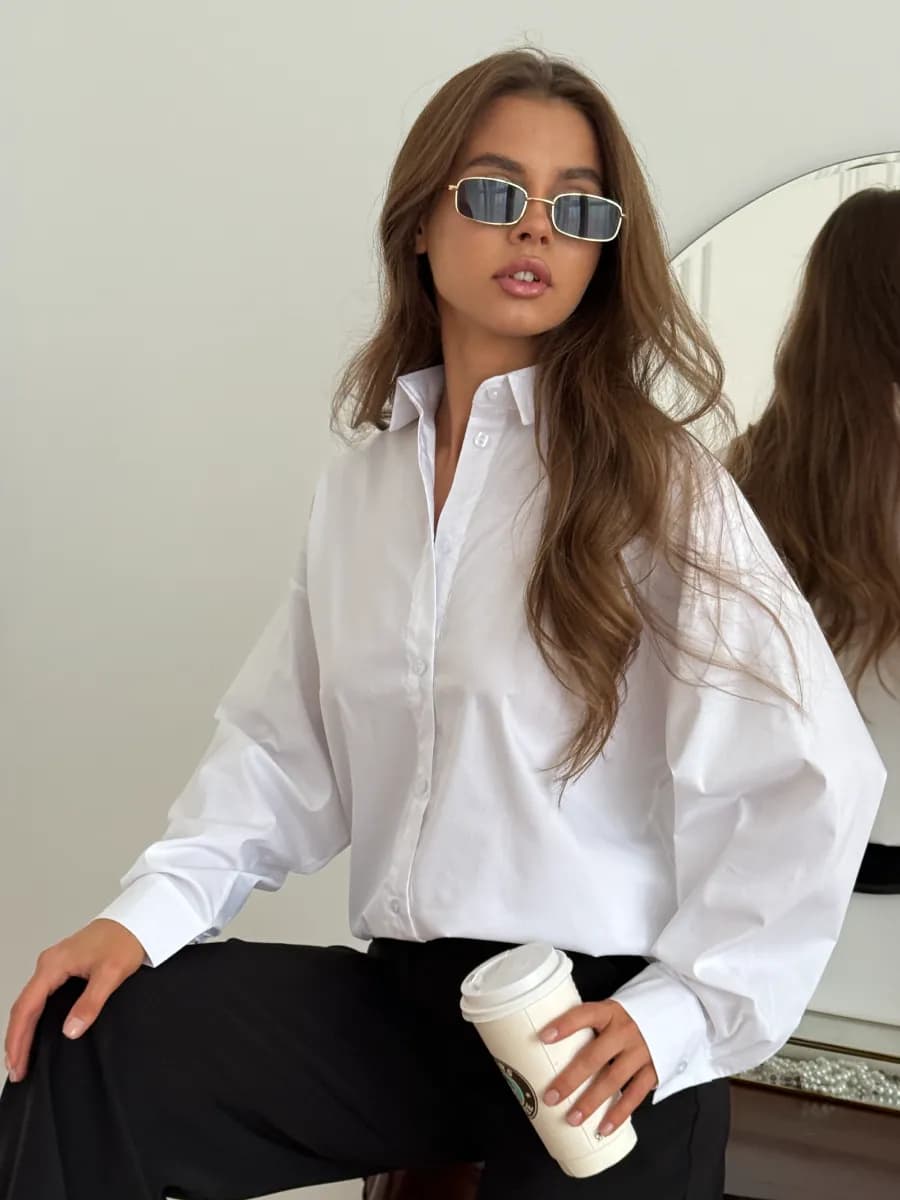 Белая однотонная летняя рубашка