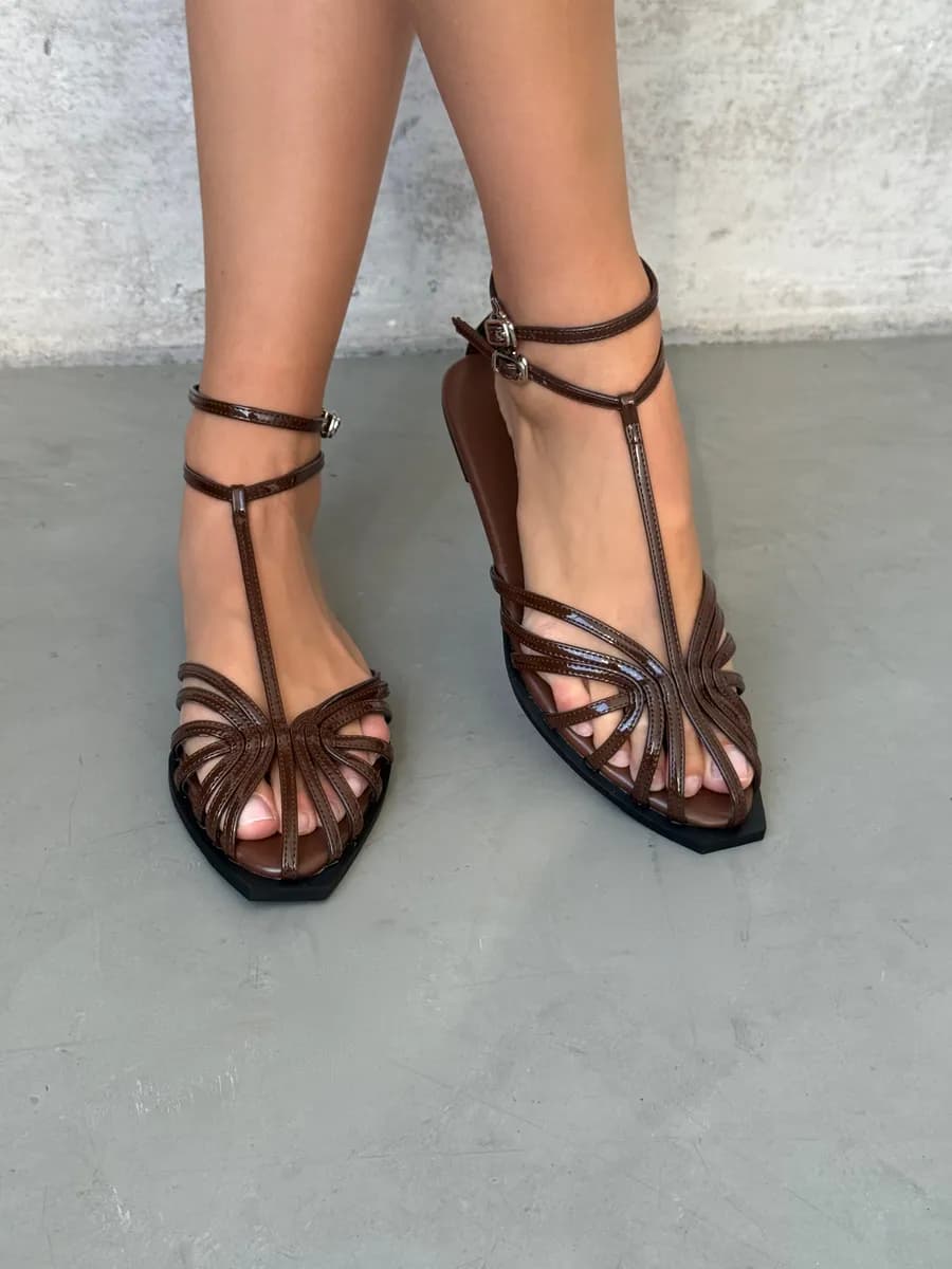 Босоножки сандалии лаковые на ремешке