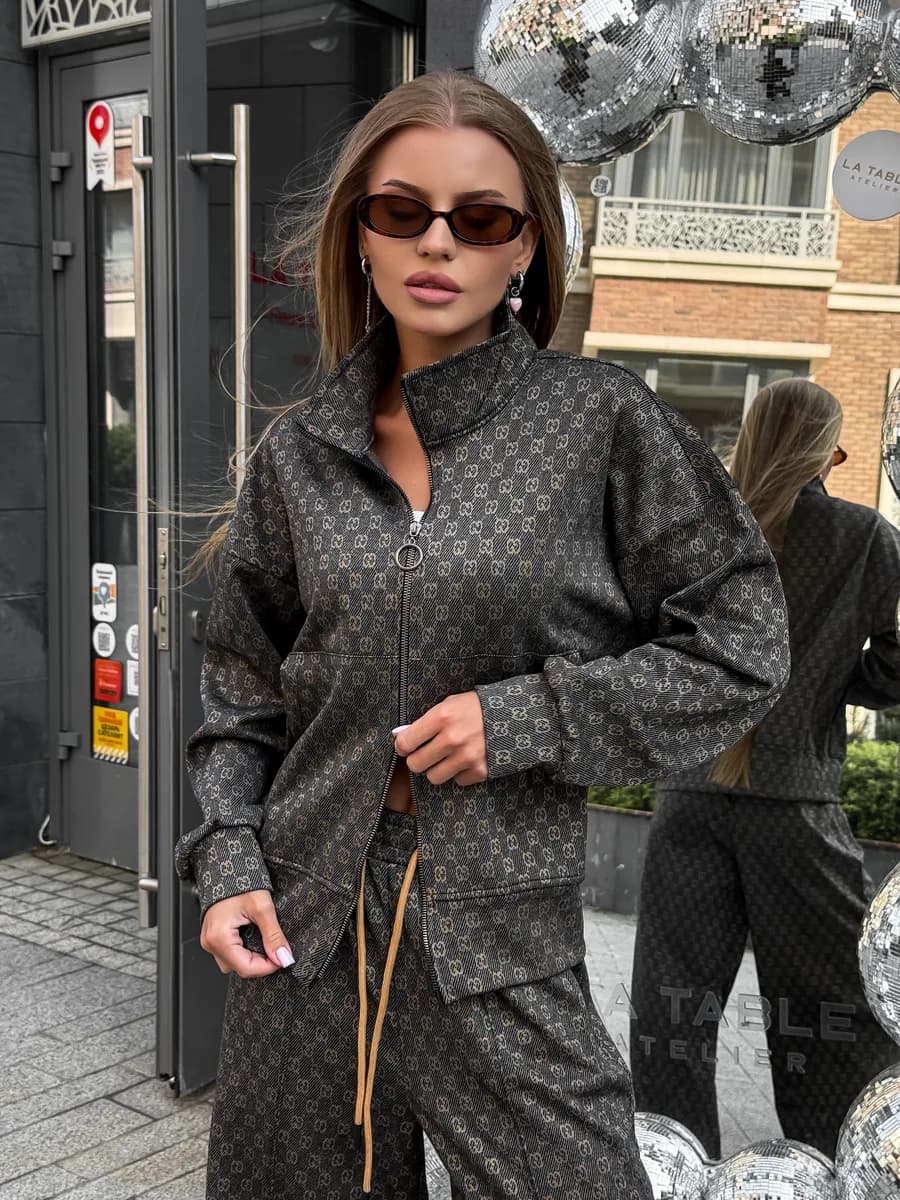 Спортивный костюм на молнии