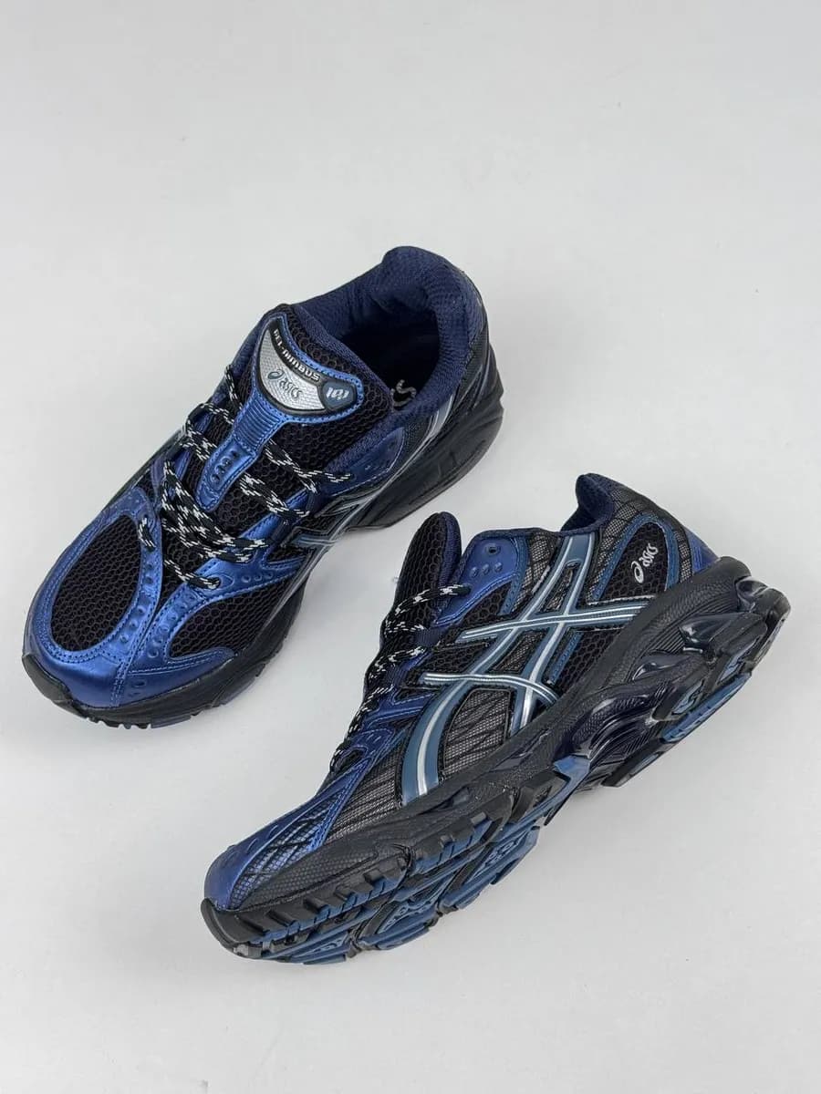 Кроссовки спортивные