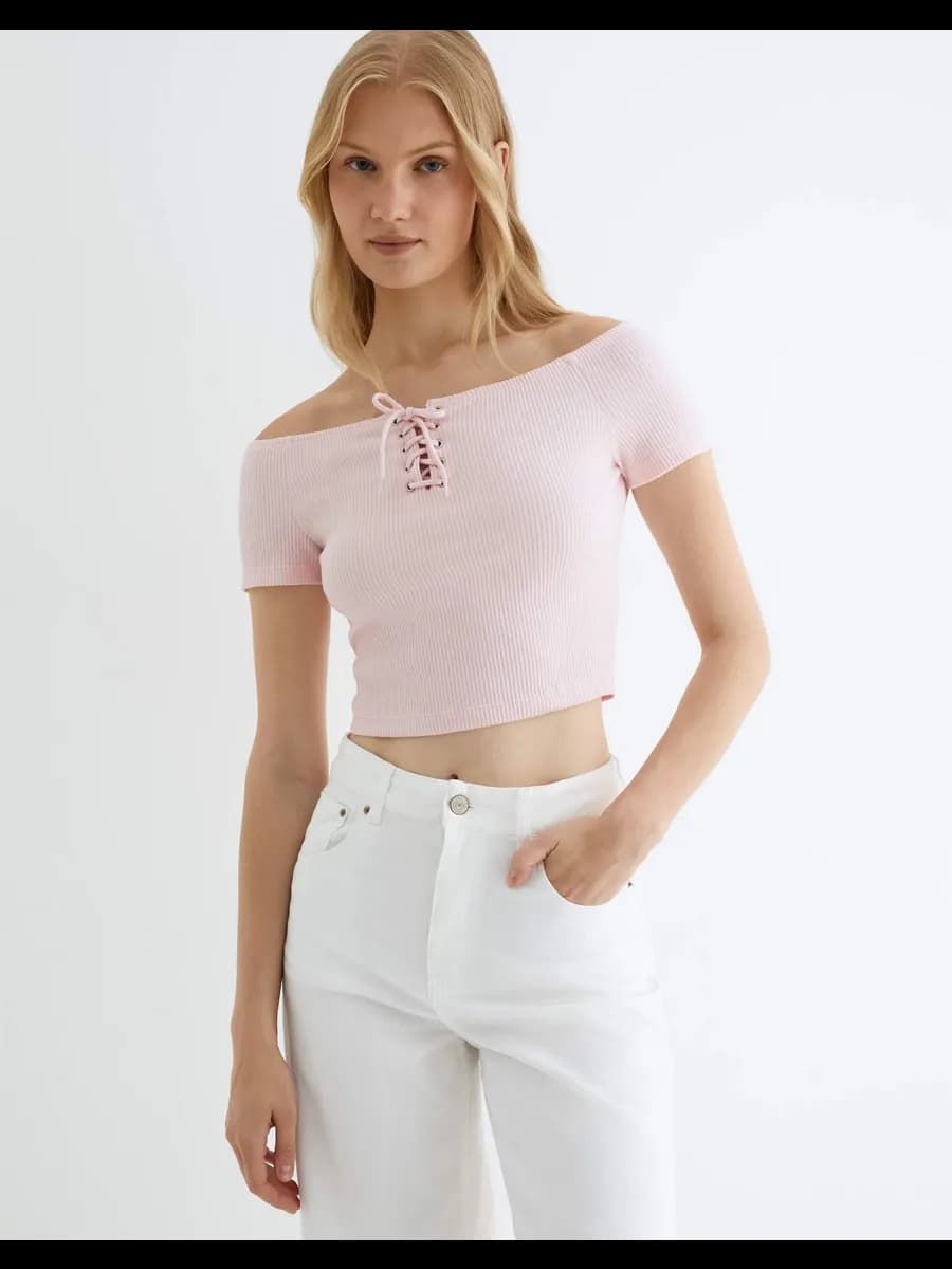 Розовый кроп-топ в рубчик с открытыми плечами и шнуровкой