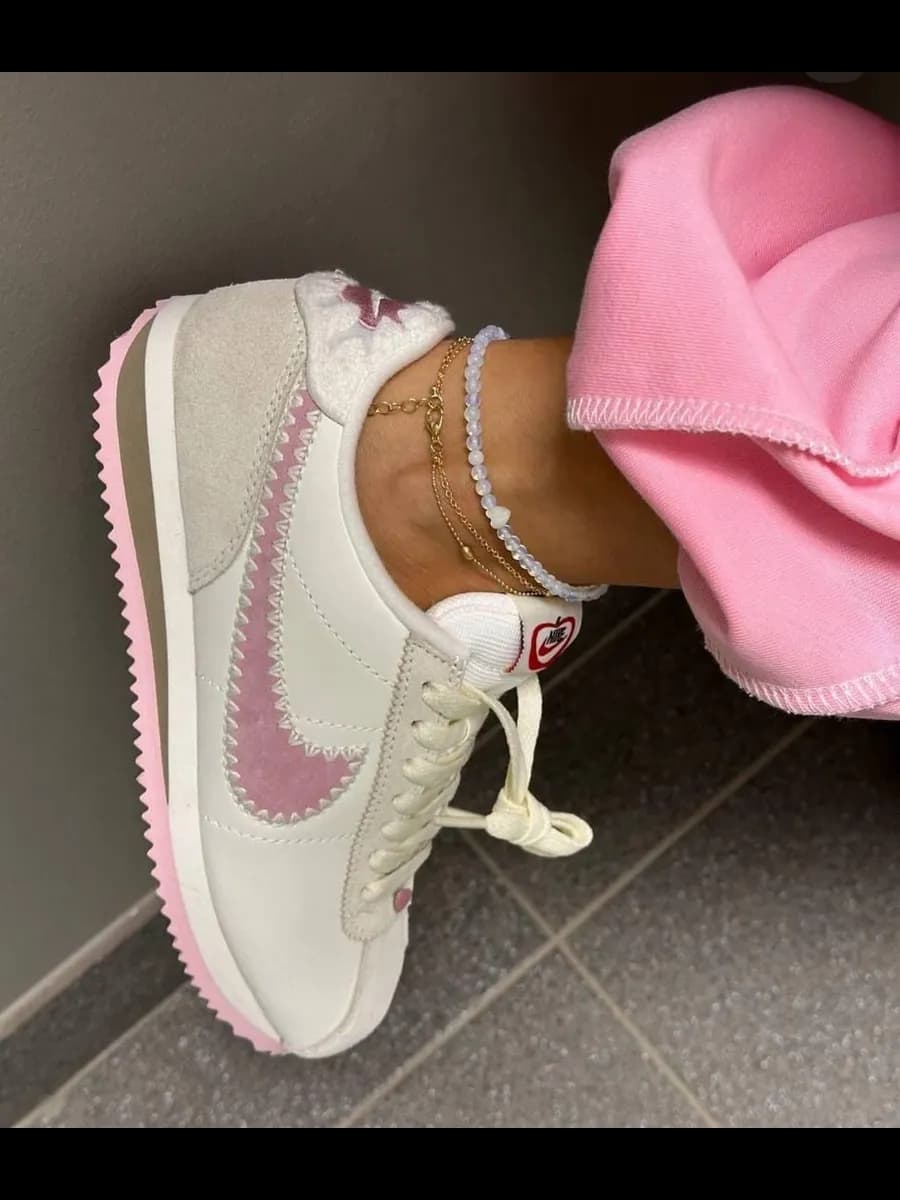 Спортивные кроссовки