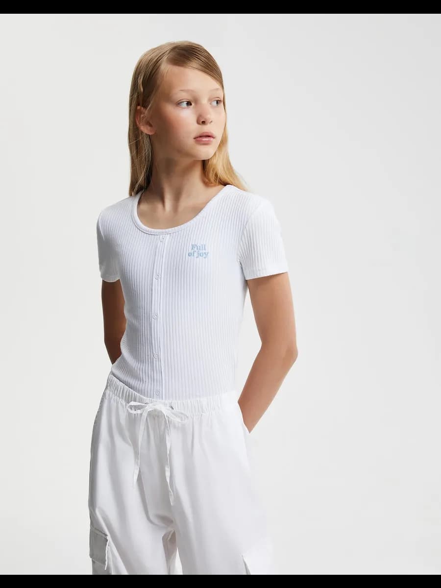 Белый кроп-топ в рубчик с вышивкой