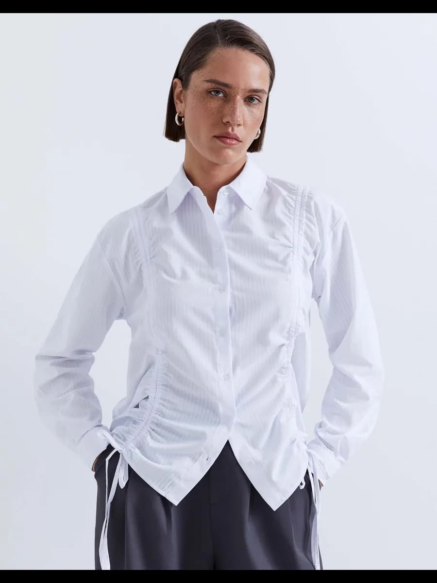 Белая свободная рубашка в полоску со шнуровкой