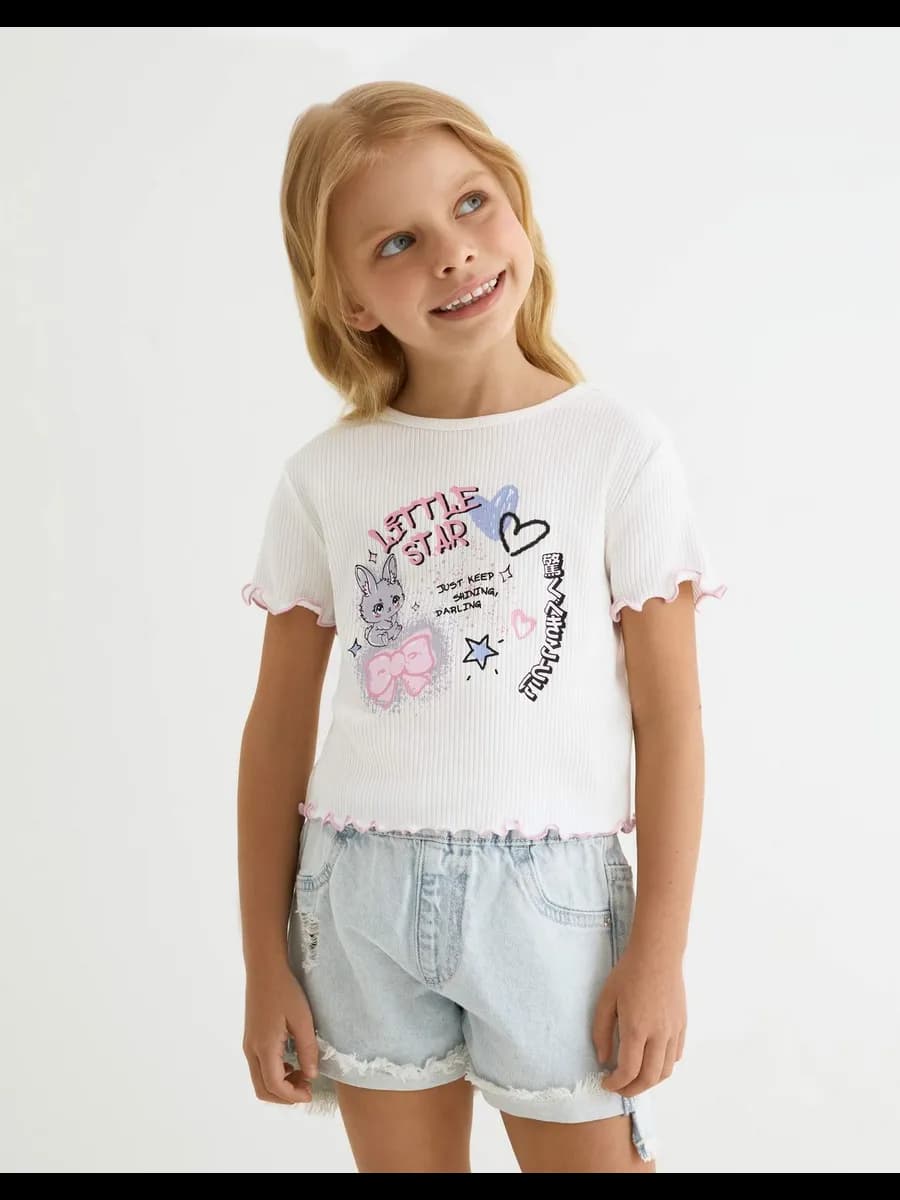 Молочная футболка в рубчик с граффити-принтом - фото 1